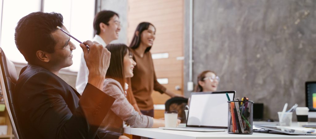 Cinq personnes faisant un cocus d'équipe