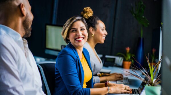 Équipe de travail étant sur leur ordinateur