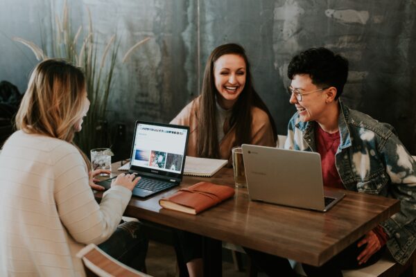 Une équipe de femme travaillant dans un café