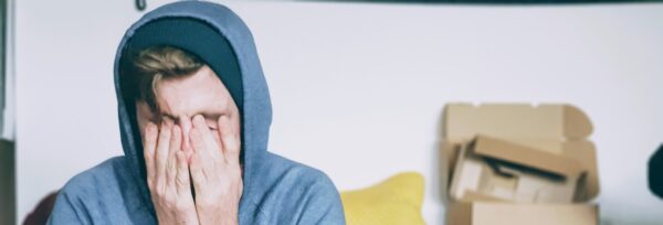 Homme découragé et triste sur un canapé